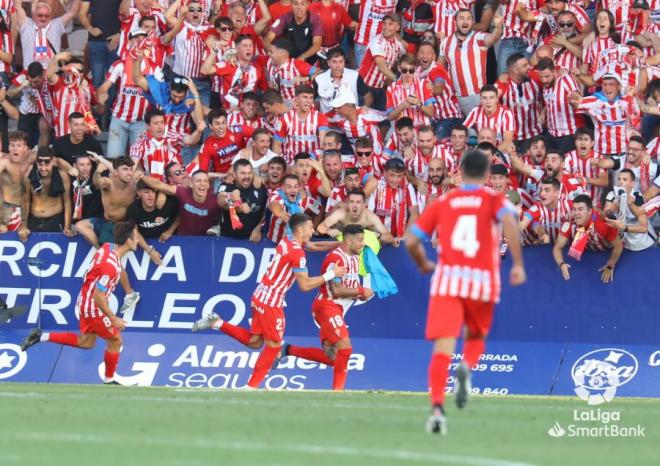 Zarfino celebra su gol ante la Ponferradina frente a la afición del Sporting (Foto: LaLiga)