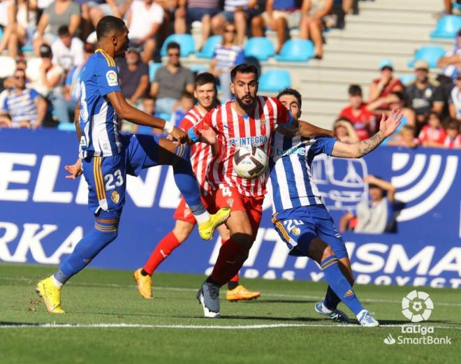 Insua, en un lance del Ponferradina-Sporting (Foto: LaLiga)