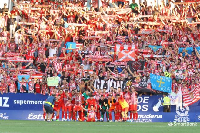 Los jugadores del Sporting celebran la victoria en Ponferrada con La Mareona (Foto: LaLiga)