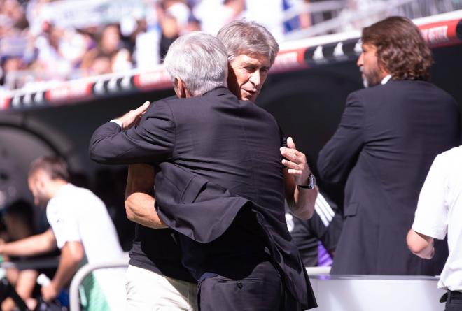 Carlo Ancelotti saluda a Manuel Pellegrini antes del Real Madrid-Betis (Foto: Cordon Press).