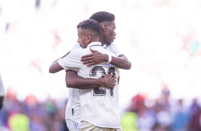 Rodrygo y Tchouaméni se abrazan tras el gol ante el Betis (Foto: Cordon Press).