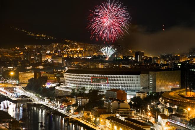 Fuegos artificiales sobre San Mamés en la Aste Nagusia de Bilbao (Foto: Athletic Club).