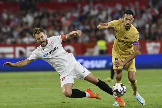 Ivan Rakitic y Sergio Busquets, en el Sevilla-Barcelona (Foto: Kiko Hurtado).