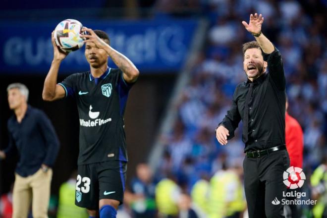 Simeone da instrucciones ante Reinildo (Foto: LaLiga).