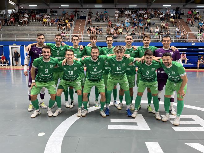 La plantilla del UMA Antequera antes de jugarse el tercer y cuarto puesto en Getafe.