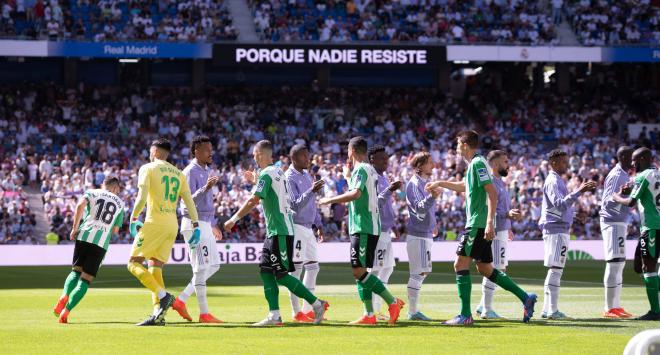 Rui Silva, en el saludo inicial del Real Madrid-Betis (Foto: Cordon Press).