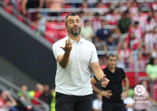 Diego Martínez da instrucciones desde la banda de San Mamés (Foto: LaLiga).