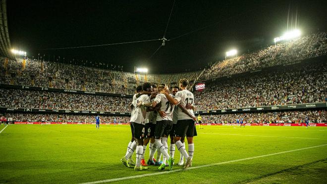 El Valencia brilla y Mestalla se rinde al equipo ante la goleada ante el Getafe pese a la salida de Soler.