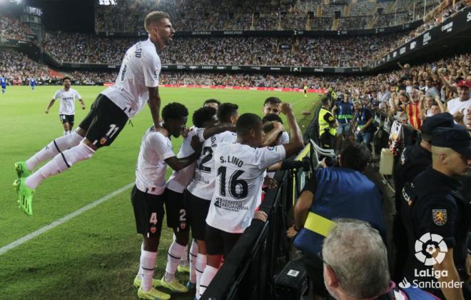 Samu Castillejo se apoya en Yunus Musah para celebrar el gol de Lato al Getafe (Foto: LaLiga).