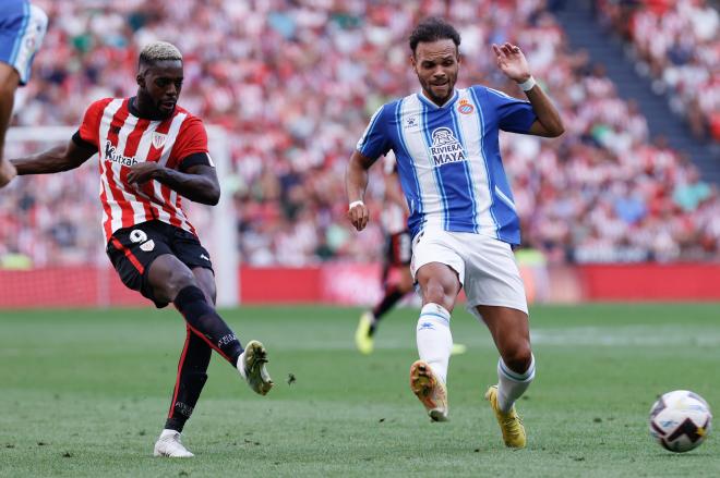 Iñaki Williams dispara ante Braithwaite (Foto: EFE).