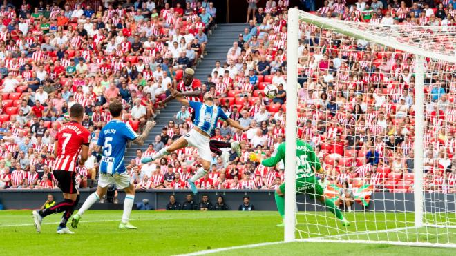 Vuelo de Iñaki Williams, durante el partido ante el RCD Espanyol en San Mamés (Foto: Athletic Club).