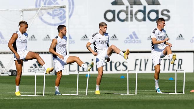 Mariano Díaz, Eden Hazard, Fede Valverde y Toni Kroos, en una sesión del Real Madrid (Foto: RM).