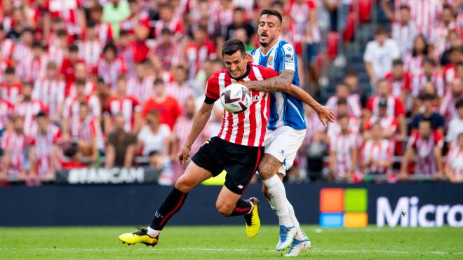 Daniel Vivian pelea por la pelota en San Mamés ante el RCD Espanyol (Foto: Athletic Club).