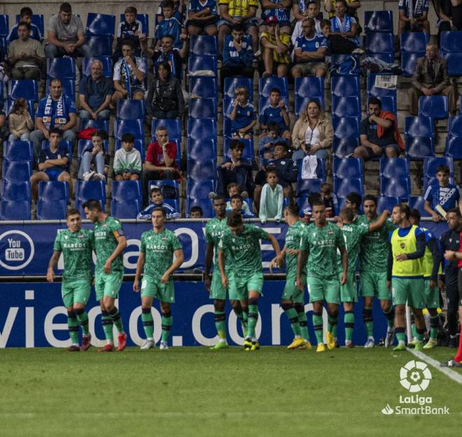 Celebración del tanto del Levante ante el Oviedo en el Carlos Tartiere, estadio donde debutará Miñambres en el banquillo. (Foto: LaLiga)