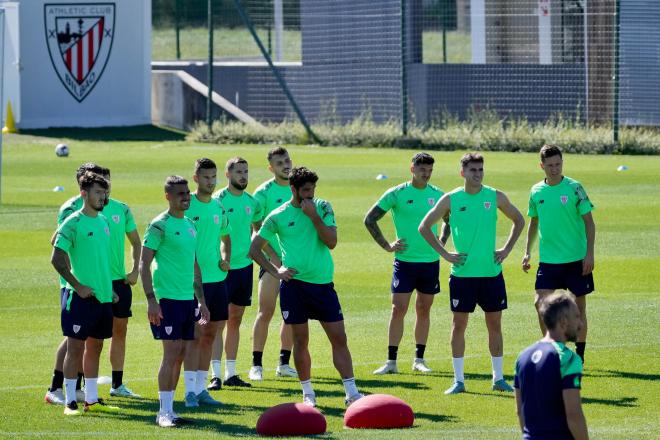 El equipo de Ernesto Valverde observa pensativo en Lezama tras perder frente al RCD Espanyol (Foto: Athletic Club).