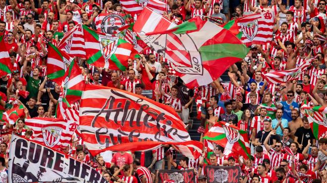 La grada zurigorri despliega sus banderas para animar al equipo en San Mamés (Foto: Athletic Club).