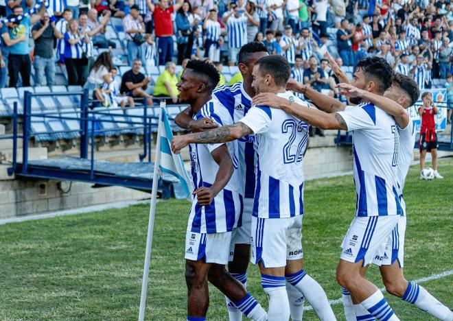 Los jugadores del Recreativo celebran el gol de Peter al Yeclano (Foto: Recreativo de Huelva)