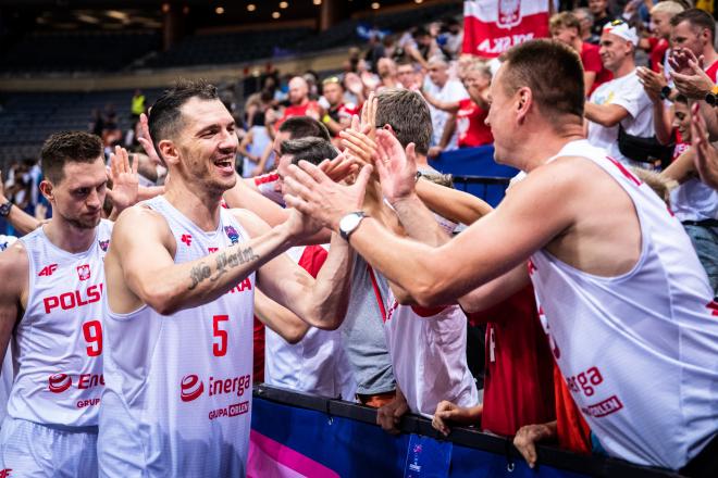 La selección de baloncesto de Polonia, celebrando la victoria en el Eurobasket contra Israel.