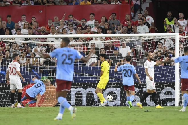 Bono, en uno de los goles de Haaland (Foto: Kiko Hurtado).