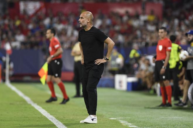 Guardiola, ante el Sevilla (Foto: Kiko Hurtado).