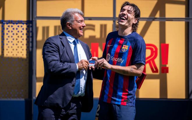 Bellerín y Laporta en su presentación con el Barcelona (Foto: FCB).