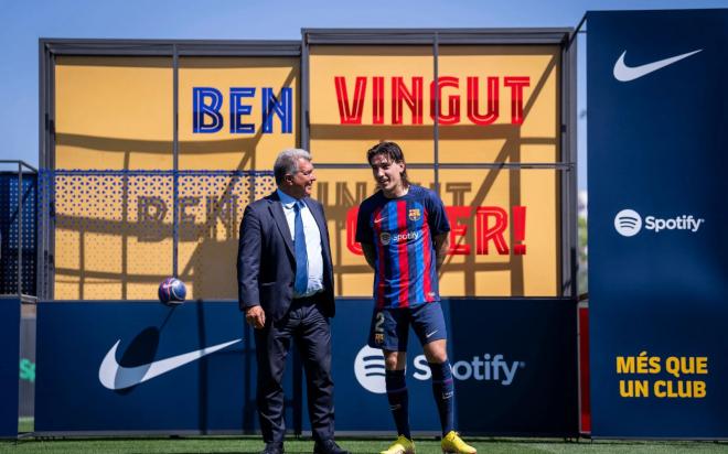 Bellerín y Laporta en la presentación del jugador con el Barça (Foto: FCB).