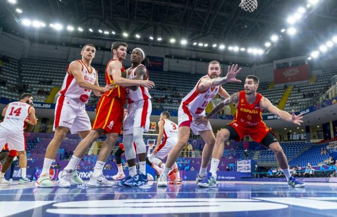 España certificó ante Montenegro su plaza en octavos de final (Foto: FEB).