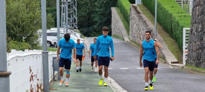Los jugadores de la Real Sociedad se dirigen al entrenamiento en Zubieta (Foto: DMQ Gipuzkoa).