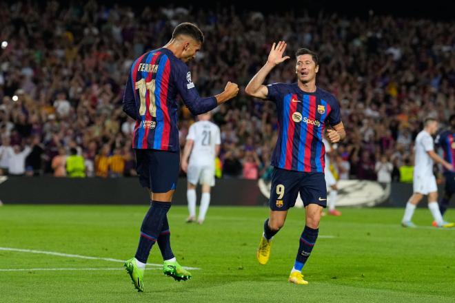 Ferran Torres y Lewandowski celebran uno de los goles del Barcelona (FOTO: EFE).