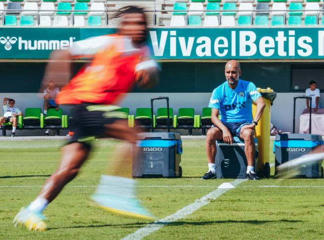 Guardiola, entrenando al Manchester City en la Ciudad Deportiva Luis del Sol (Foto: Man City).