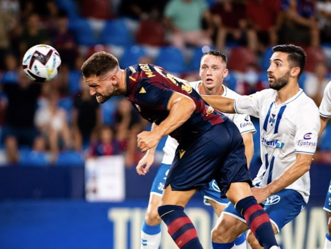 Mustafi defendiendo la camiseta del Levante UD.