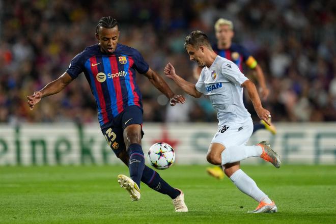 Jules Koundé presiona a un rival en el Barcelona-Viktoria Plzen (FOTO: EFE).