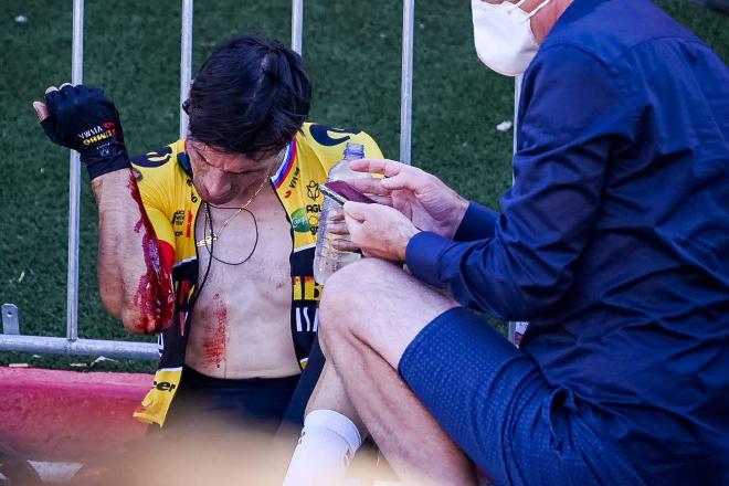 Primoz Roglic, tras su caída en La Vuelta a España 2022 (Foto: Cordon Press).