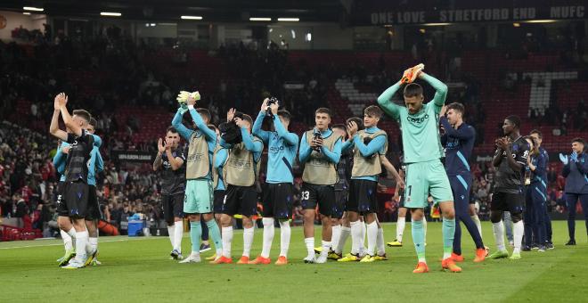 Los jugadores de la Real Sociedad saludan a la afición desplazada a Old Trafford ante el Manchester United.