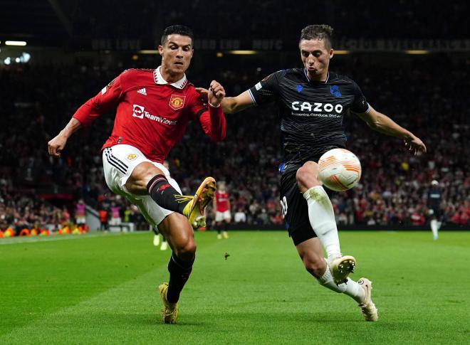 Jon Pacheco defiende a Cristiano Ronaldo durante el Manchester United-Real Sociedad de Europa Leagu