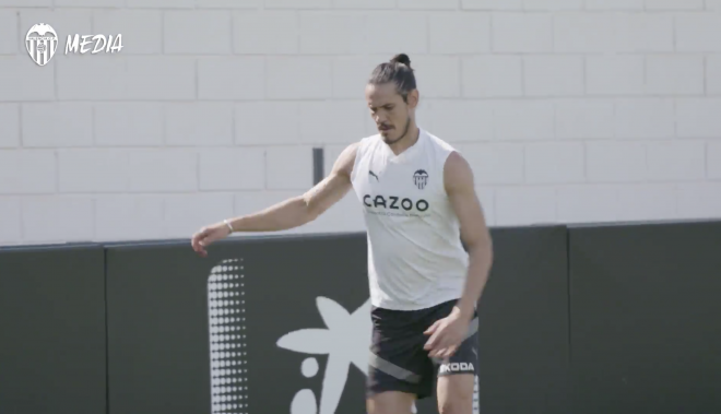 Cavani toca balón durante el entrenamiento del Valencia.