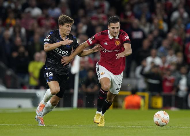 Aihen Muñoz defiende a Dalot, pretendido por Laporta, durante el Manchester United-Real Sociedad de Europa League (Foto: Cordón Press).