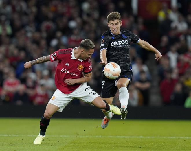 Aihen Muñoz, ante Antony durante el Manchester United-Real Sociedad de Europa League (Foto: Cordon