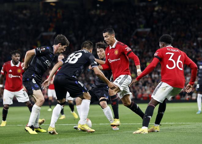 Aritz y Gorosabel defienden a Cristiano Ronaldo durante el Manchester United-Real Sociedad de Europa League (Foto: Giovanni Batista).