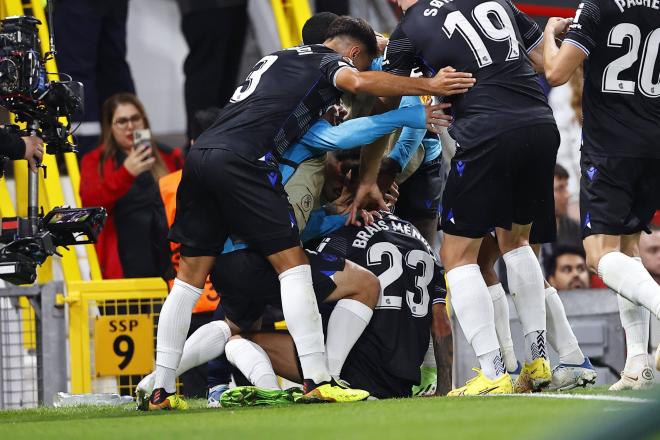 Celebración del gol de Brais Méndez durante el Manchester United-Real Sociedad de Europa League en Old Trafford.