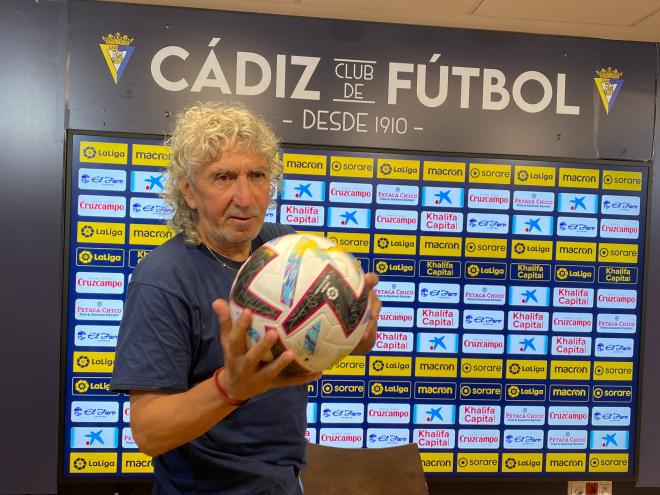 Mágico González posa con el balón de LaLiga Santander (Foto: Cristo García)