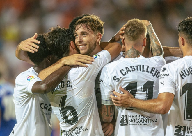 Nico González y Guillamón celebran el único gol del coruñés con el Valencia. (Foto: Valencia CF).