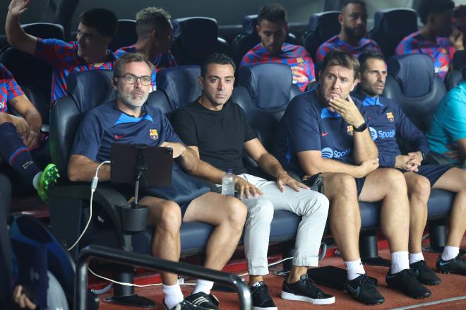 Xavi Hernández, en el banquillo del FC Barcelona (Foto: Cordon Press).