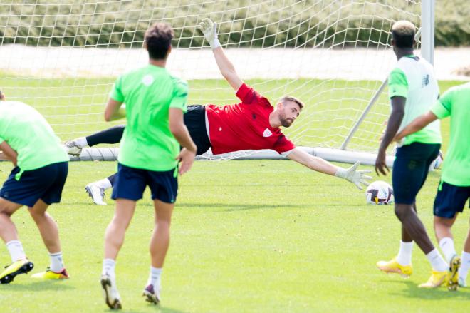 Vuelo del meta internacional Unai Simón entrenando en Lezama (Foto: Athletic Club).