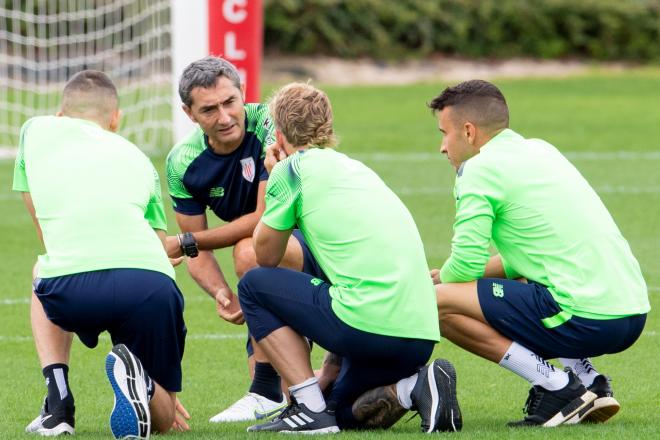 Ernesto Valverde habla con sus jugadores en Lezama (Foto: Athletic Club).