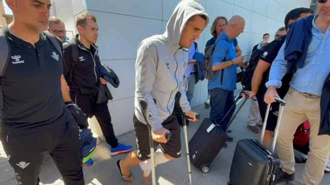 Juanmi, en su llegada a Sevilla tras la lesión (Foto: Kiko Hurtado).