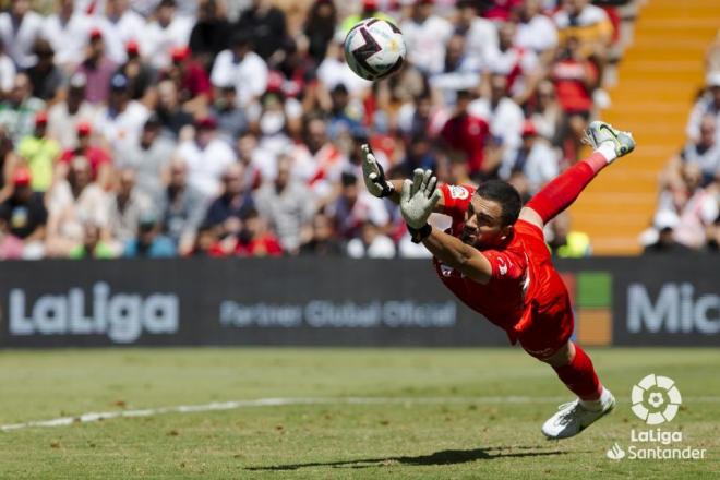 Mamardashvili despeja el balón en Vallecas (Foto: LaLiga).