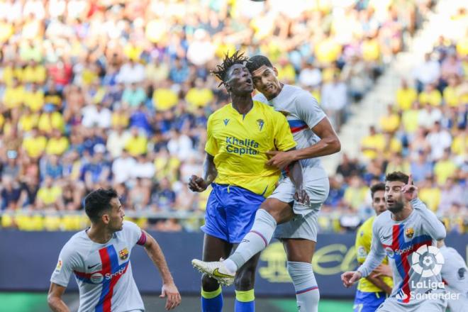 Momo Mbaye choca con Araújo durante el Cádiz-Barcelona (Foto: LaLiga).