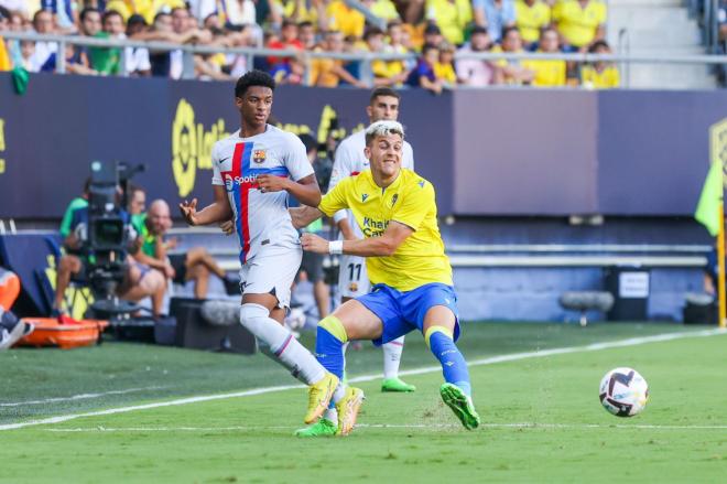 Balde da un pase delante de Alejo en el Cádiz-Barcelona (Foto: LaLiga).