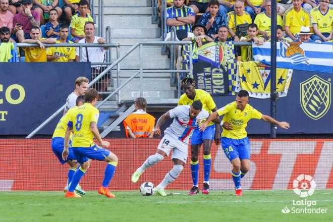 Jugadores del Cádiz presionan a Memphis ante el Barcelona (Foto: LaLiga).